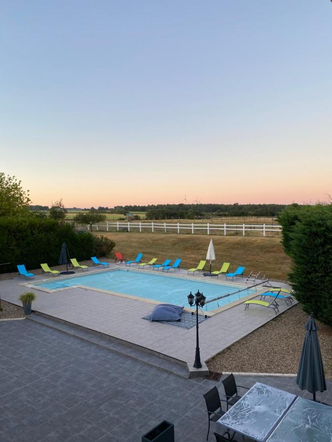 Kourline Villalunoterie Futuroscope Piscine Spa Oyre Buitenkant foto